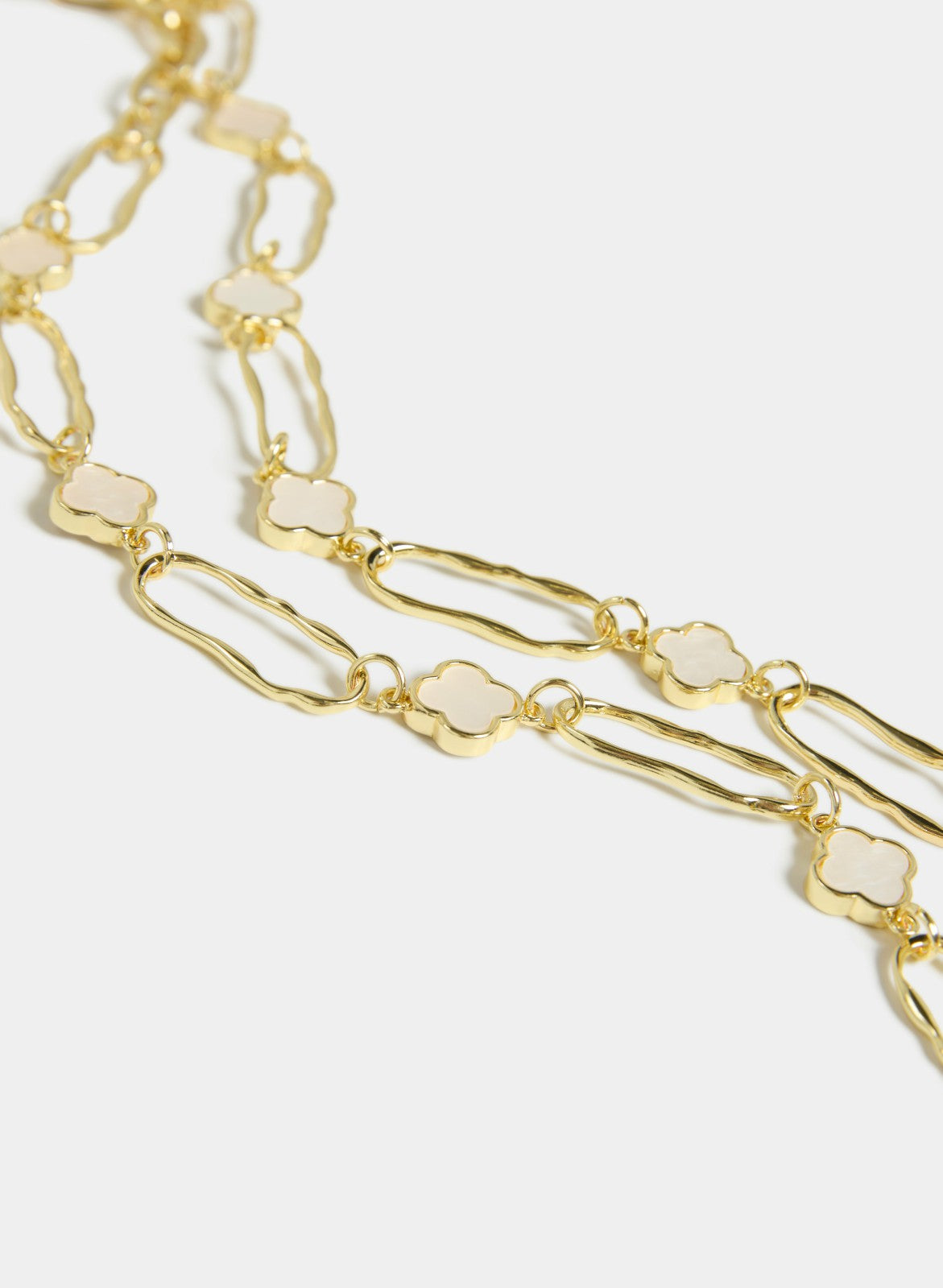 Women Wavy Oval & Clover Necklace White | Melanie Lyne