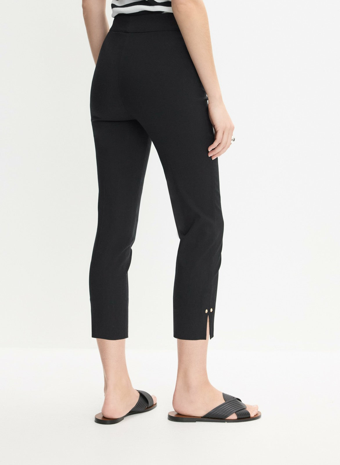 Women Pull-On Capris Black | Melanie Lyne