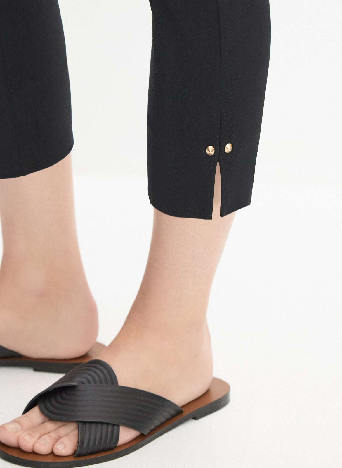Women Pull-On Capris Black | Melanie Lyne
