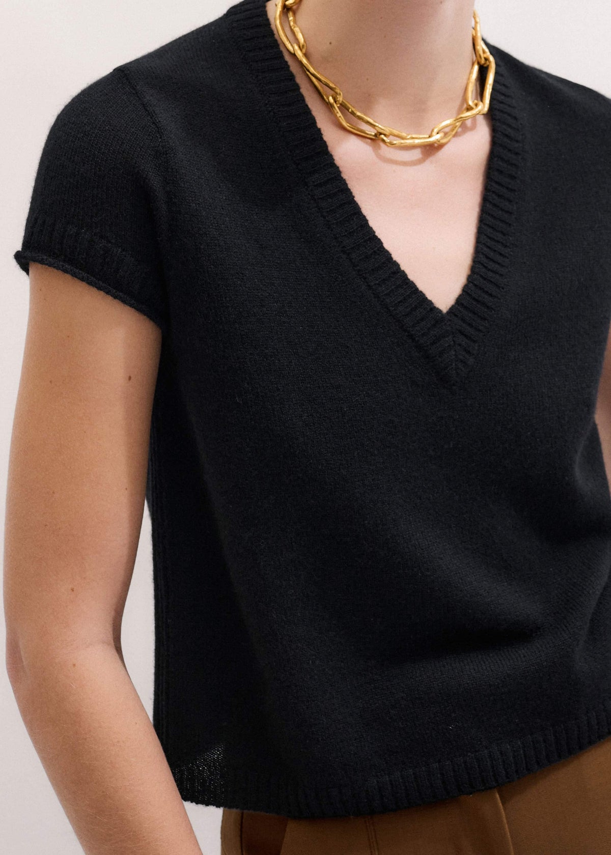 ME+EM Black Cashmere V-Neck Shrunken Baby Tee