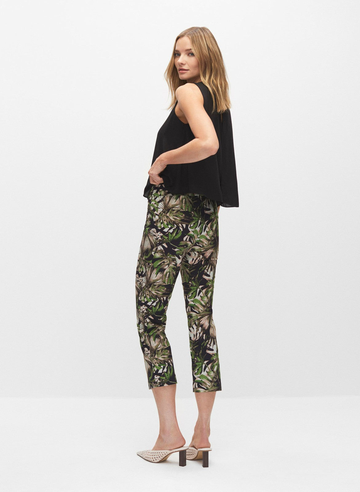 Women Leaf Print Pull-On Capris Green Pattern | Melanie Lyne