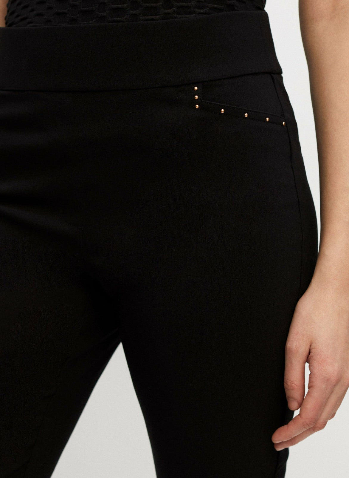 Women Pull-On Slim Leg Capris Black | Melanie Lyne