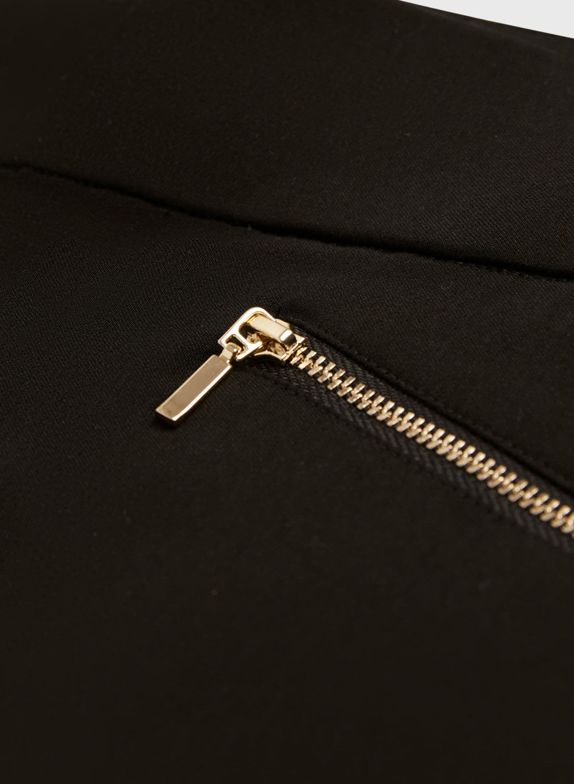 Women Pull-On Zipper Detail Capris Black | Melanie Lyne