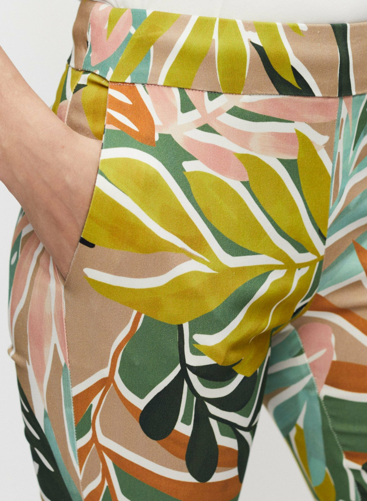 Women Tropical Print Capris Green Pattern | Melanie Lyne