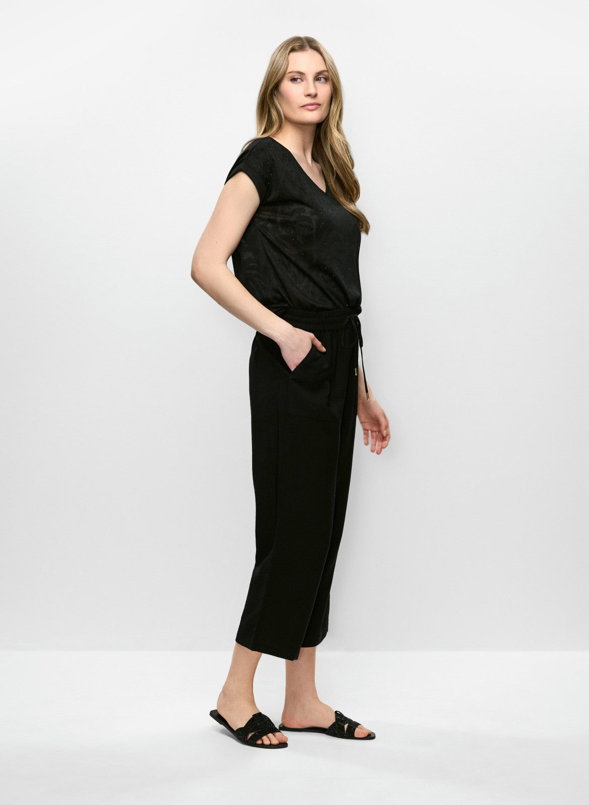 Women Essential Pull-On Drawstring Capris Black | Melanie Lyne