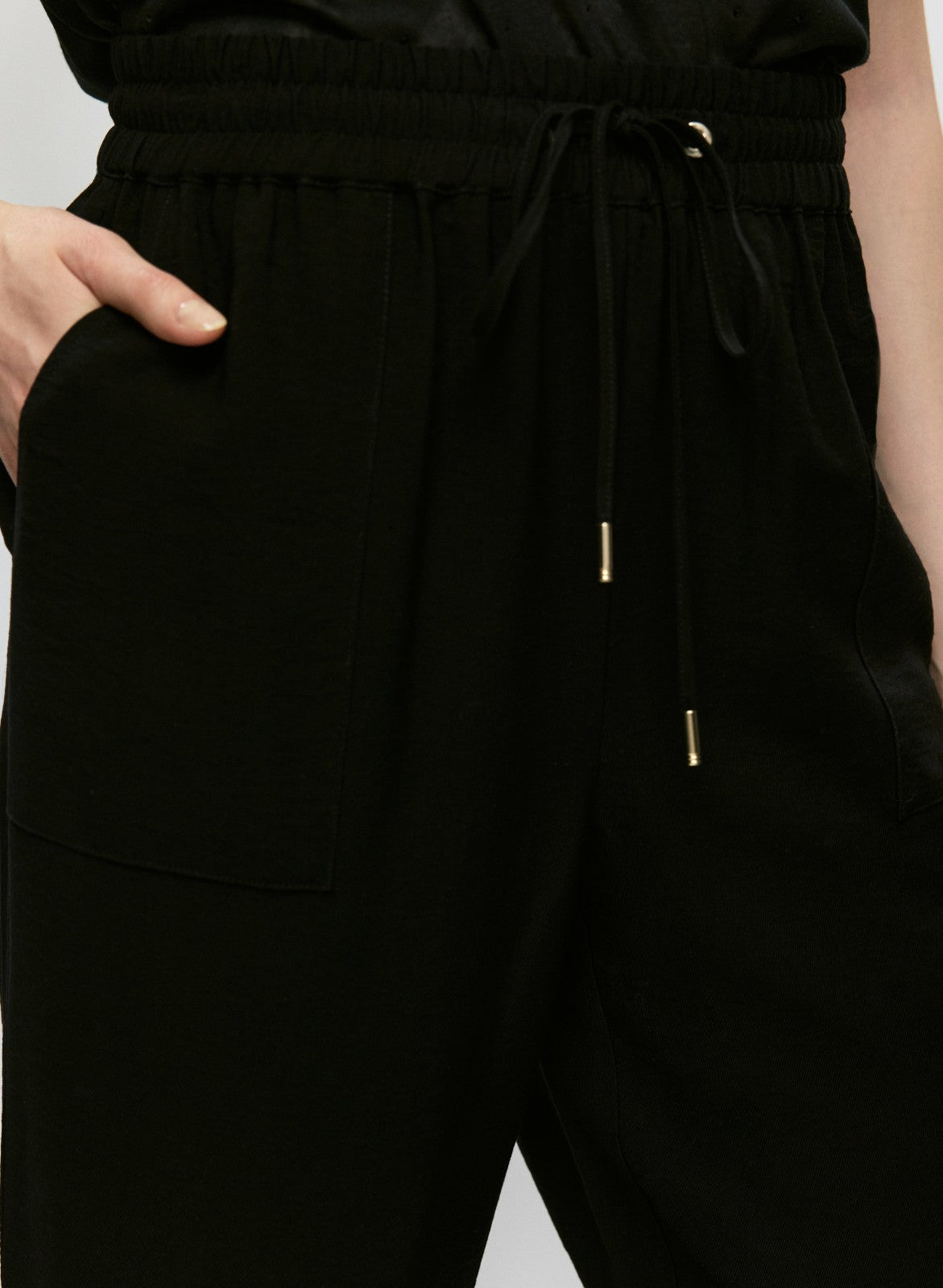 Women Essential Pull-On Drawstring Capris Black | Melanie Lyne
