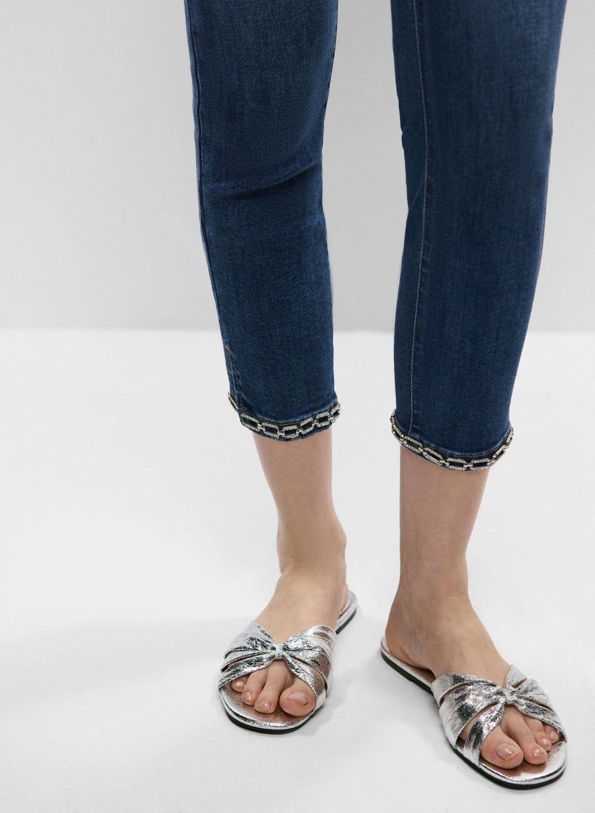 Women Slim Leg Denim Capris Medium Blue | Melanie Lyne