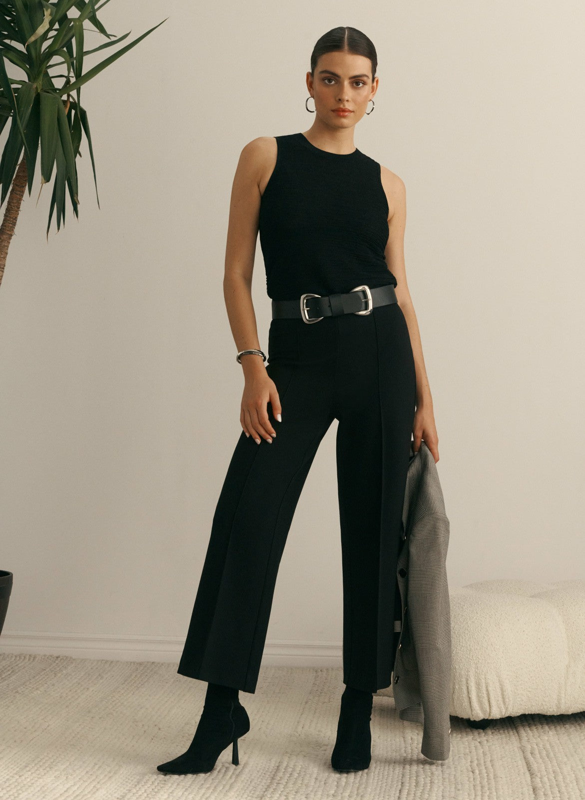 Women Essential Sleeveless Textured Sweater Black | Melanie Lyne