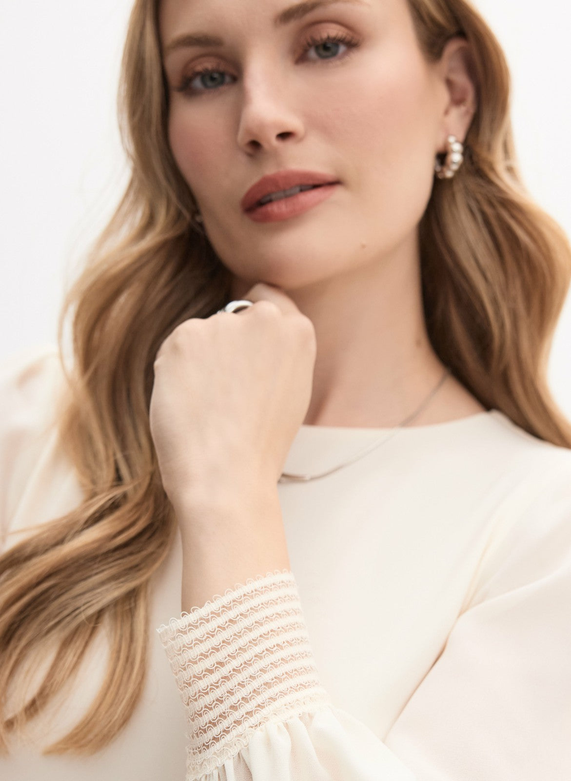 Women Lace Cuff Crew Neck Top Panna | Melanie Lyne