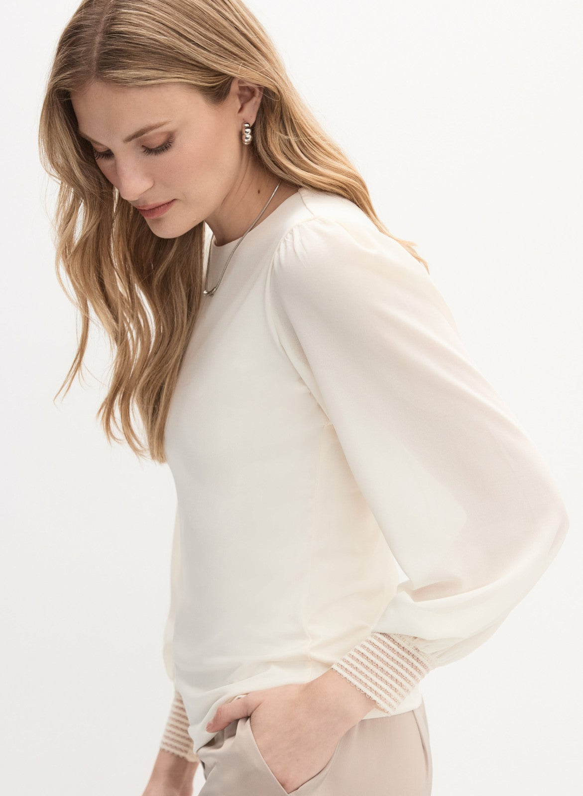 Women Lace Cuff Crew Neck Top Panna | Melanie Lyne
